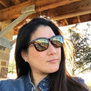 Meet your Posher, Connie